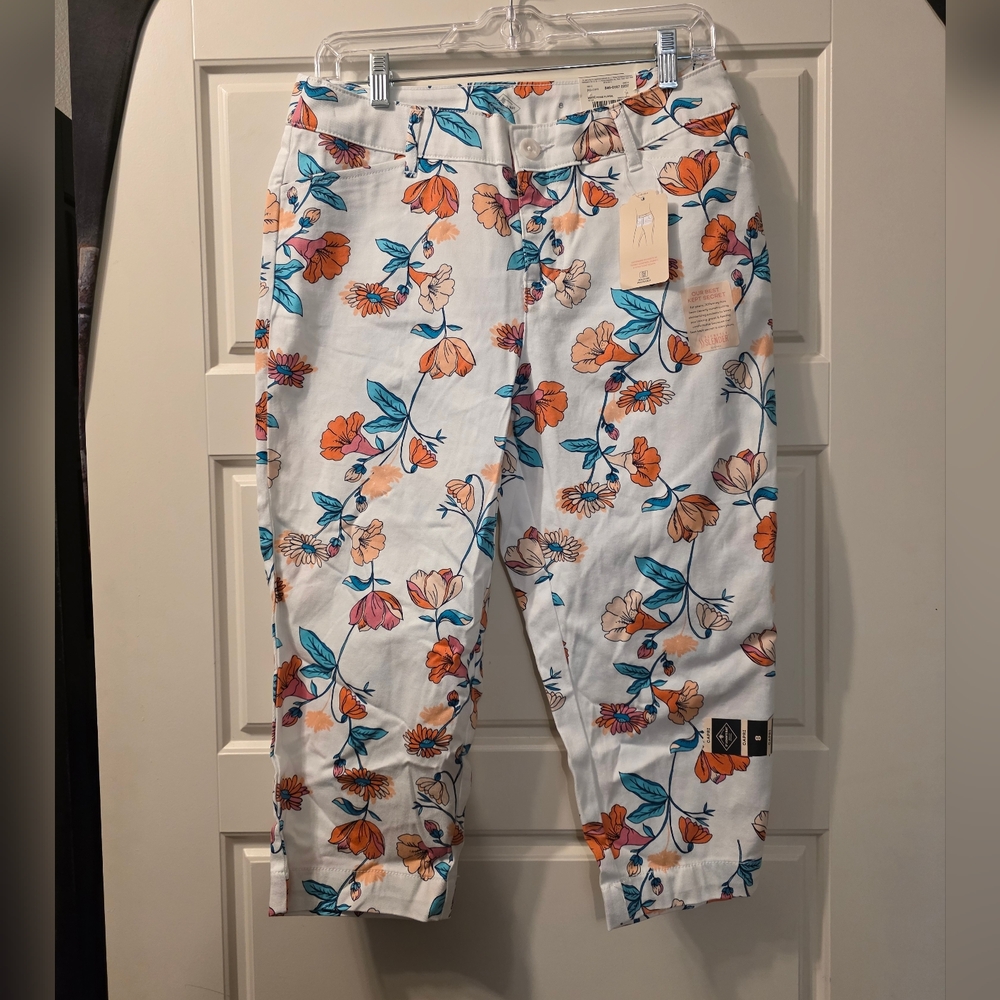 St Johns Bay White Posie Floral Capri Pants - Size 8